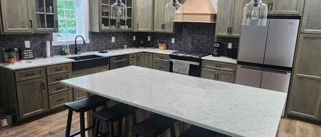 Kylskåp, mikrovågsugn, ugn och spishäll