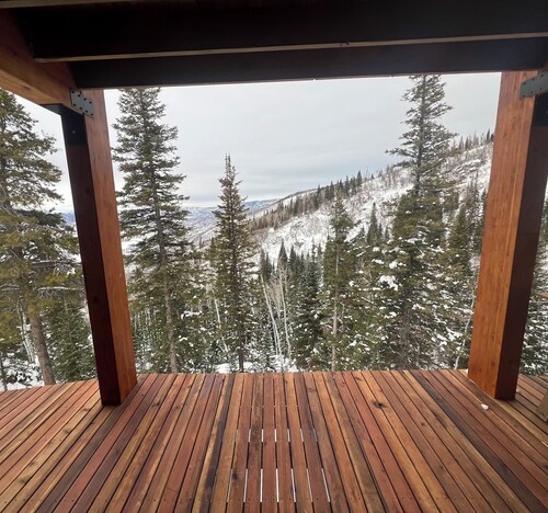 Stunning Mountaintop Retreat offers Guest Suite Lodging with Spectacular views!