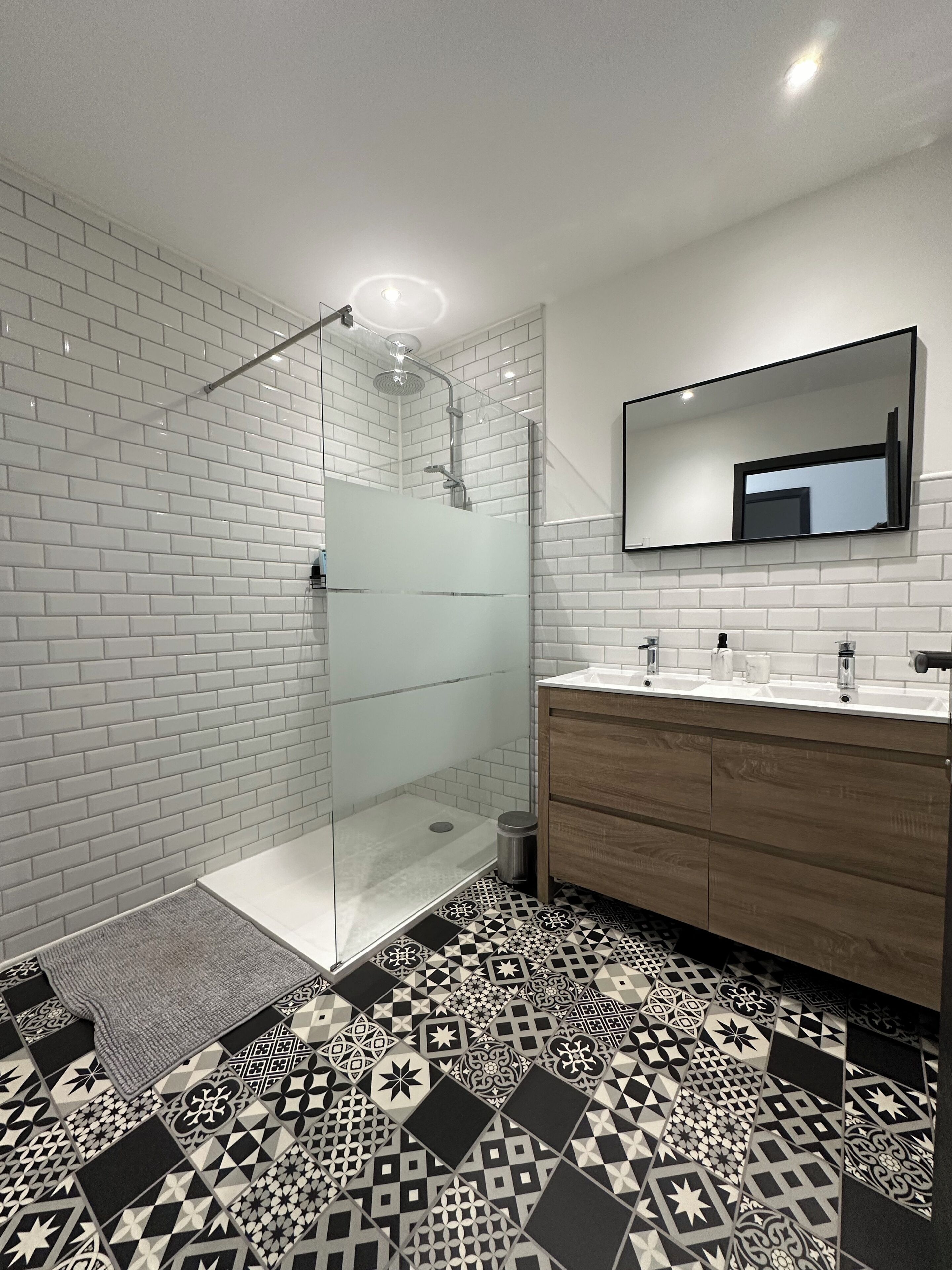 Dusj, hårføner, håndklær og såpe