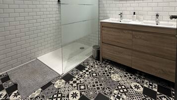 Dusj, hårføner, håndklær og såpe