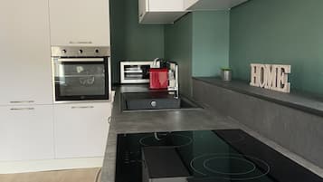 Mikrobølgeovn, ovn, kokeplater og oppvaskmaskin