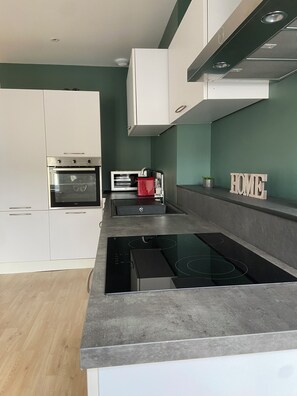 Microondas, horno, parrilla de estufa y lavavajillas 