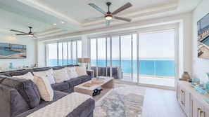 Condo, várias camas, sacada, vista para o oceano (Encantame Towers Velero 1802) | Área de estar | TV de tela plana 42 polegadas com canais digitais