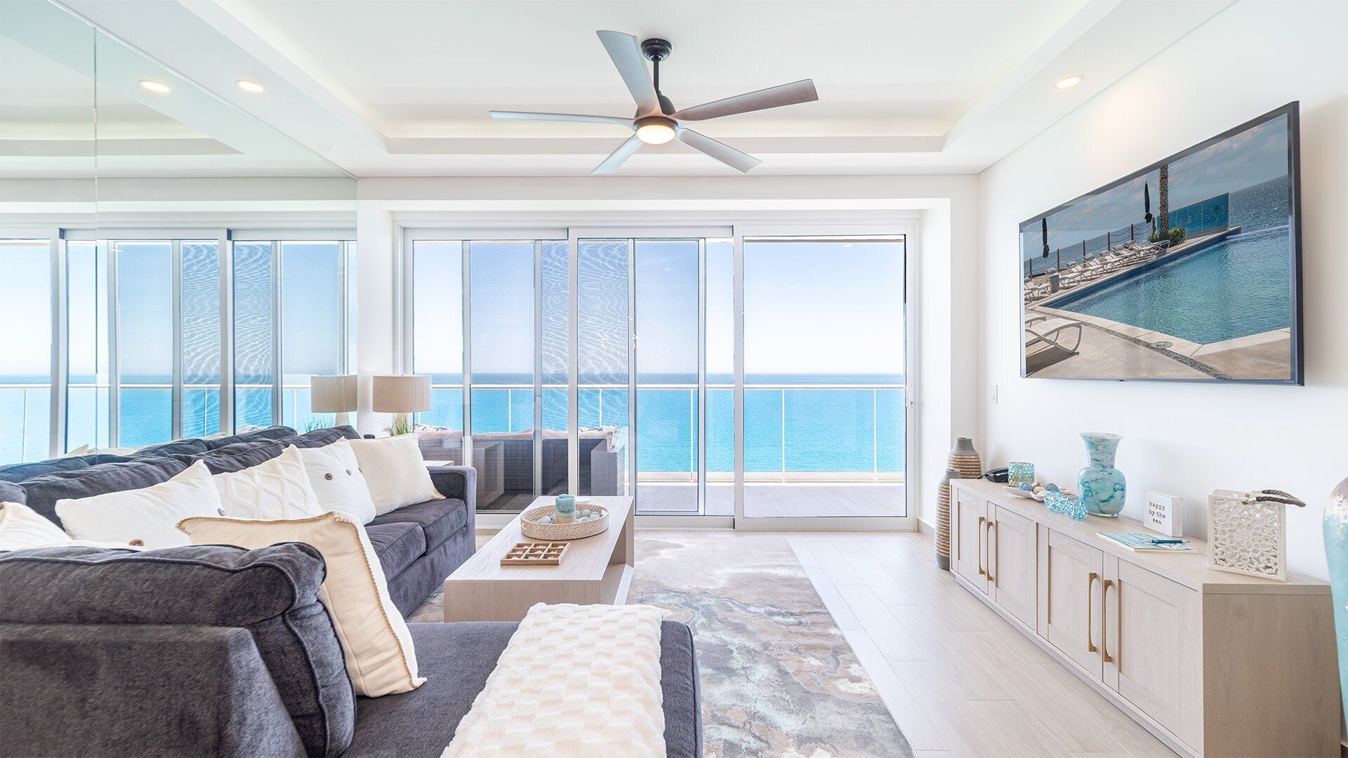 Condo, varias camas, balcón, vista al océano (Encantame Towers Velero 1802) | Área de sala de estar | Televisión de pantalla plana de 42 pulgadas con canales digitales 