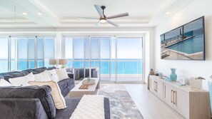 Condo, várias camas, sacada, vista para o oceano (Encantame Towers Velero 1802) | Área de estar | TV de tela plana 42 polegadas com canais digitais