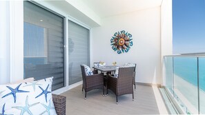 Apartment, Mehrere Betten, Balkon, Meerblick (Encantame Towers Velero 1802) | Speisen im Freien