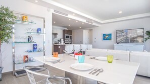 Kondominium, Beberapa Tempat Tidur, balkon, pemandangan samudra (Encantame Towers Verano 205) | 2 kamar tidur dan didekorasi berbeda-beda