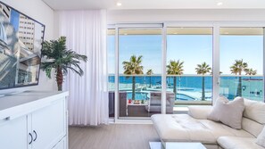 Appart'hôtel, plusieurs lits, balcon, vue océan (Encantame Towers Verano 205) | Coin séjour | Télévision à écran plat de 42 pouces avec chaînes numériques