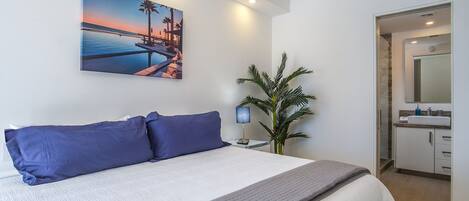 Condo, nhiều giường, ban công, quang cảnh biển (Encantame Towers Verano 205) | 2 phòng ngủ, trang trí khác biệt