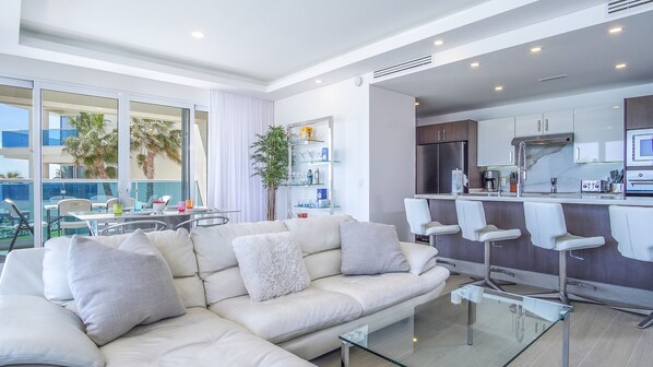 Apartamento, varias camas, balcón, vistas al mar (Encantame Towers Verano 205) | Interior