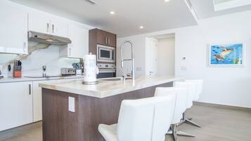 Appartement, Meerdere bedden, balkon, uitzicht op zee (Encantame Towers Verano 205) | Privékeuken | Een eettafel