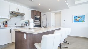 Appart'hôtel, plusieurs lits, balcon, vue océan (Encantame Towers Verano 205) | Cuisine privée | Tables à manger