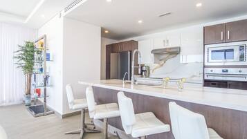 Condo, varias camas, balcón, vista al océano (Encantame Towers Verano 205) | Cocina privada | Comedor