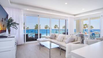 Appartement, Meerdere bedden, balkon, uitzicht op zee (Encantame Towers Verano 205) | Woonruimte | Een 42-inch flatscreentelevisie met digitale zenders
