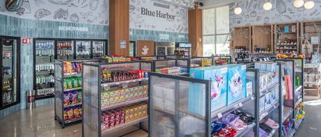 Appart'hôtel, 1 très grand lit et 1 canapé-lit, balcon, vue océan (Encantame Towers Velero 303) | Boutique de souvenirs