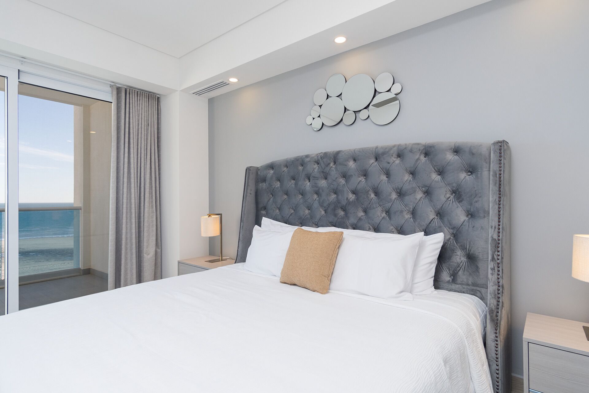1 habitación, decoración personalizada y muebles diferentes 