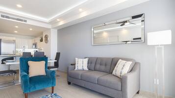 Apartment, 1 King-Bett und Schlafsofa, Balkon, Meerblick (Encantame Towers Velero 303) | Wohnbereich | 42-Zoll-Flachbildfernseher mit Digitalempfang