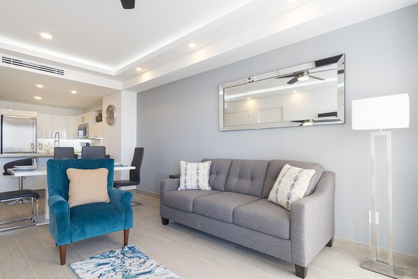 Condo, 1 cama King size y sofá cama, balcón, vista al océano (Encantame Towers Velero 303) | Área de sala de estar | Televisión de pantalla plana de 42 pulgadas con canales digitales 