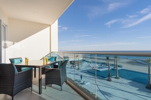 Condo, 1 cama King size y sofá cama, balcón, vista al océano (Encantame Towers Velero 303) | Vista desde la habitación