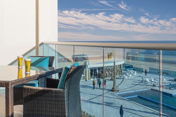 公寓式客房, 1 张特大床和 1 张沙发床, 阳台, 海洋景观 (Encantame Towers Velero 303) | 室外用餐