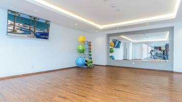 Condo, 1 cama King e sofá-cama, sacada, vista para o oceano (Encantame Towers Velero 303) | Sala de fitness