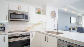 Condo, 1 King Bed with Sofa bed, Balcony, Ocean View (Encantame Towers Velero 303) | Private kitchen