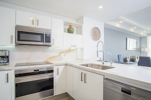 公寓式客房, 1 张特大床和 1 张沙发床, 阳台, 海洋景观 (Encantame Towers Velero 303) | 私人厨房