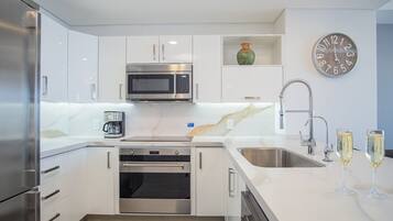 Appart'hÎtel, 1 trÚs grand lit et 1 canapé-lit, balcon, vue océan (Encantame Towers Velero 303) | Cuisine privée