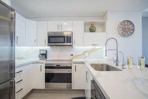 Appart'hôtel, 1 très grand lit et 1 canapé-lit, balcon, vue océan (Encantame Towers Velero 303) | Cuisine privée