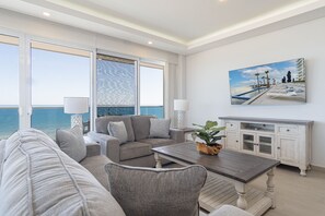 Leilighet, flere senger, balkong, havutsikt (Encantame Towers Velero 505) | Oppholdsområde | En 42-tommers Flatskjerm-TV med digitale kanaler