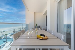 Appartement, Meerdere bedden, balkon, uitzicht op zee (Encantame Towers Velero 505) | Buiten dineren