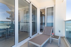 Condo, várias camas, sacada, vista para o oceano (Encantame Towers Velero 505) | Vista do quarto