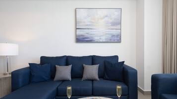 Quarto, 1 cama King e sofá-cama, sacada, vista para o oceano (Encantame Towers Velero 1703) | Área de estar | TV de tela plana 42 polegadas com canais digitais