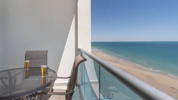 Kamar, 1 Tempat Tidur King dengan tempat tidur Sofa, balkon (Encantame Towers Velero 1703) | Pemandangan dari kamar