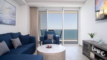 Habitación, 1 cama King size y sofá cama, balcón, vista al océano (Encantame Towers Velero 1703) | Área de sala de estar | Televisión de pantalla plana de 42 pulgadas con canales digitales