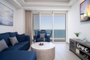 Huone, 1 suuri parisänky ja vuodesohva, parveke, valtamerinäköala (Encantame Towers Velero 1703) | Oleskelualue | 42–tuumainen taulutelevisio, jossa digitaalikanavat