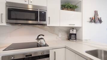 Camera, 1 letto king con divano letto, balcone, vista oceano (Encantame Towers Velero 1703) | Cucina privata