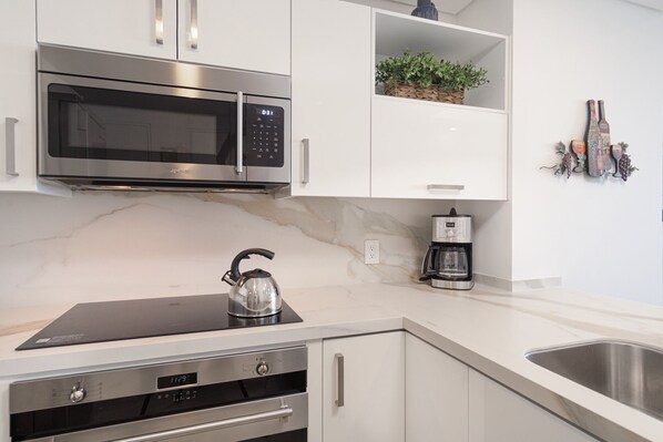 Room, 1 King Bed with Sofa bed, Balcony, Ocean View (Encantame Towers Velero 1703) | Private kitchen