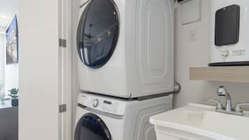 Habitación, 1 cama King size y sofá cama, balcón, vista al océano (Encantame Towers Velero 1703) | Lavandería