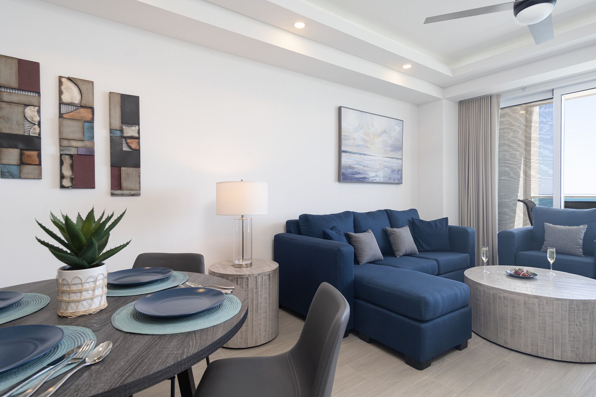 Habitación, 1 cama King size y sofá cama, balcón, vista al océano (Encantame Towers Velero 1703) | Interior