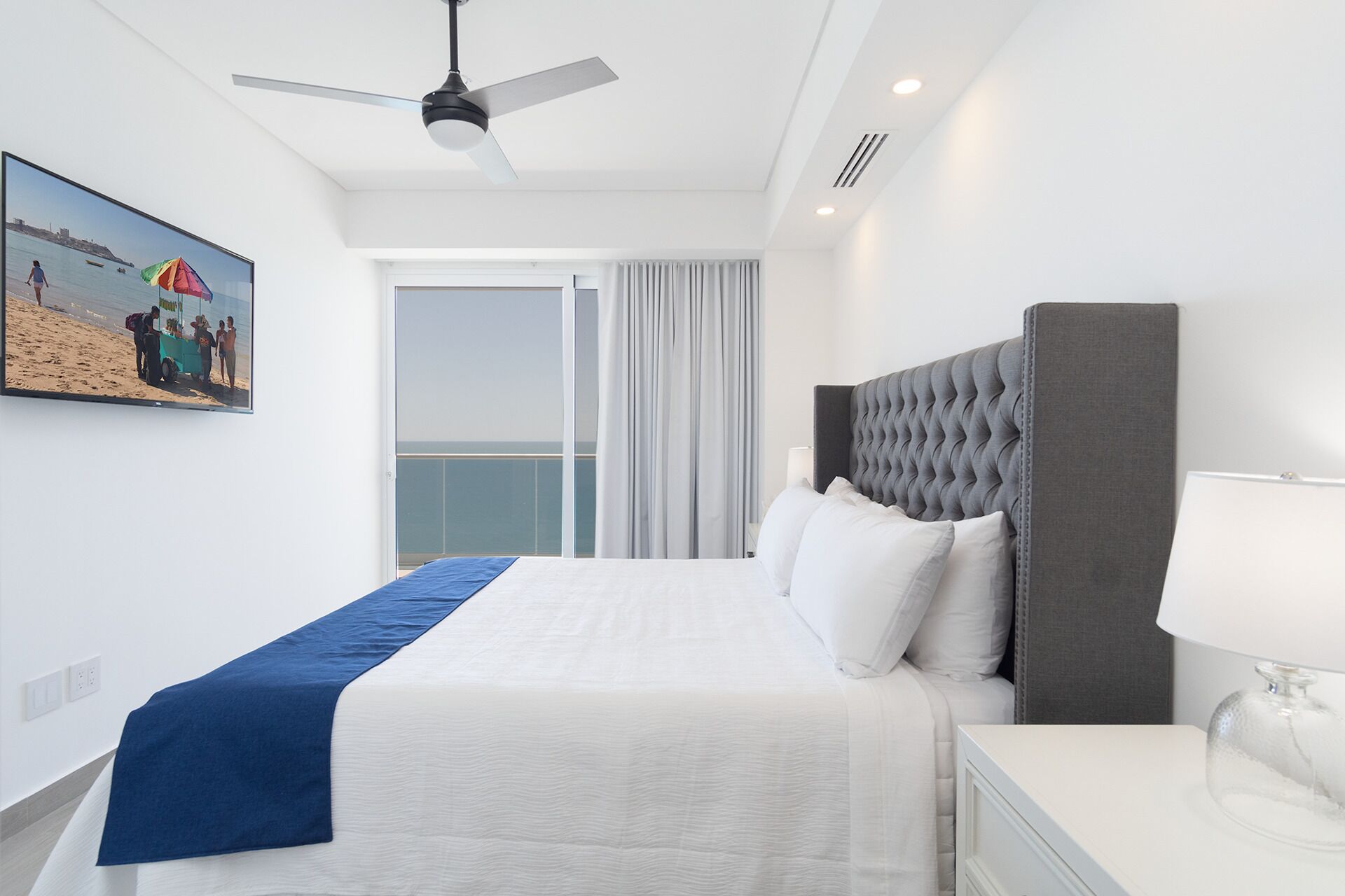 Habitación, 1 cama King size y sofá cama, balcón, vista al océano (Encantame Towers Velero 1703) | 1 habitación, decoración personalizada y muebles diferentes 