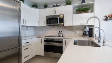 Room, 1 King Bed with Sofa bed, Balcony, Ocean View (Encantame Towers Velero 1703) | Private kitchen