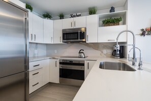 Zimmer, 1 King-Bett und Schlafsofa, Balkon, Meerblick (Encantame Towers Velero 1703) | Eigene Küche