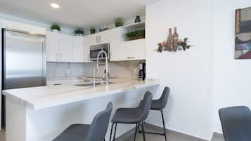 Habitación, 1 cama King size y sofá cama, balcón, vista al océano (Encantame Towers Velero 1703) | Cocina privada