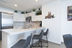 Chambre, 1 très grand lit et 1 canapé-lit, balcon, vue océan (Encantame Towers Velero 1703) | Cuisine privée