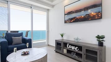 Kamar, 1 Tempat Tidur King dengan tempat tidur Sofa, balkon (Encantame Towers Velero 1703) | Area keluarga | Televisi layar datar 42-inci dengan saluran TV digital