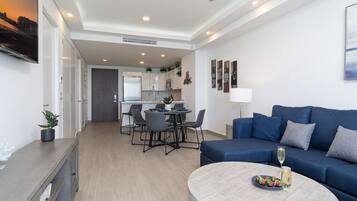 Habitación, 1 cama King size y sofá cama, balcón, vista al océano (Encantame Towers Velero 1703) | Área de sala de estar | Televisión de pantalla plana de 42 pulgadas con canales digitales