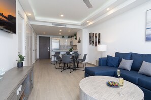 Zimmer, 1 King-Bett und Schlafsofa, Balkon, Meerblick (Encantame Towers Velero 1703) | Wohnbereich