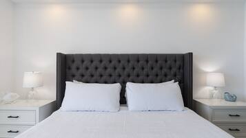 Habitación, 1 cama King size y sofá cama, balcón, vista al océano (Encantame Towers Velero 1703) | 1 habitación, decoración personalizada y muebles diferentes