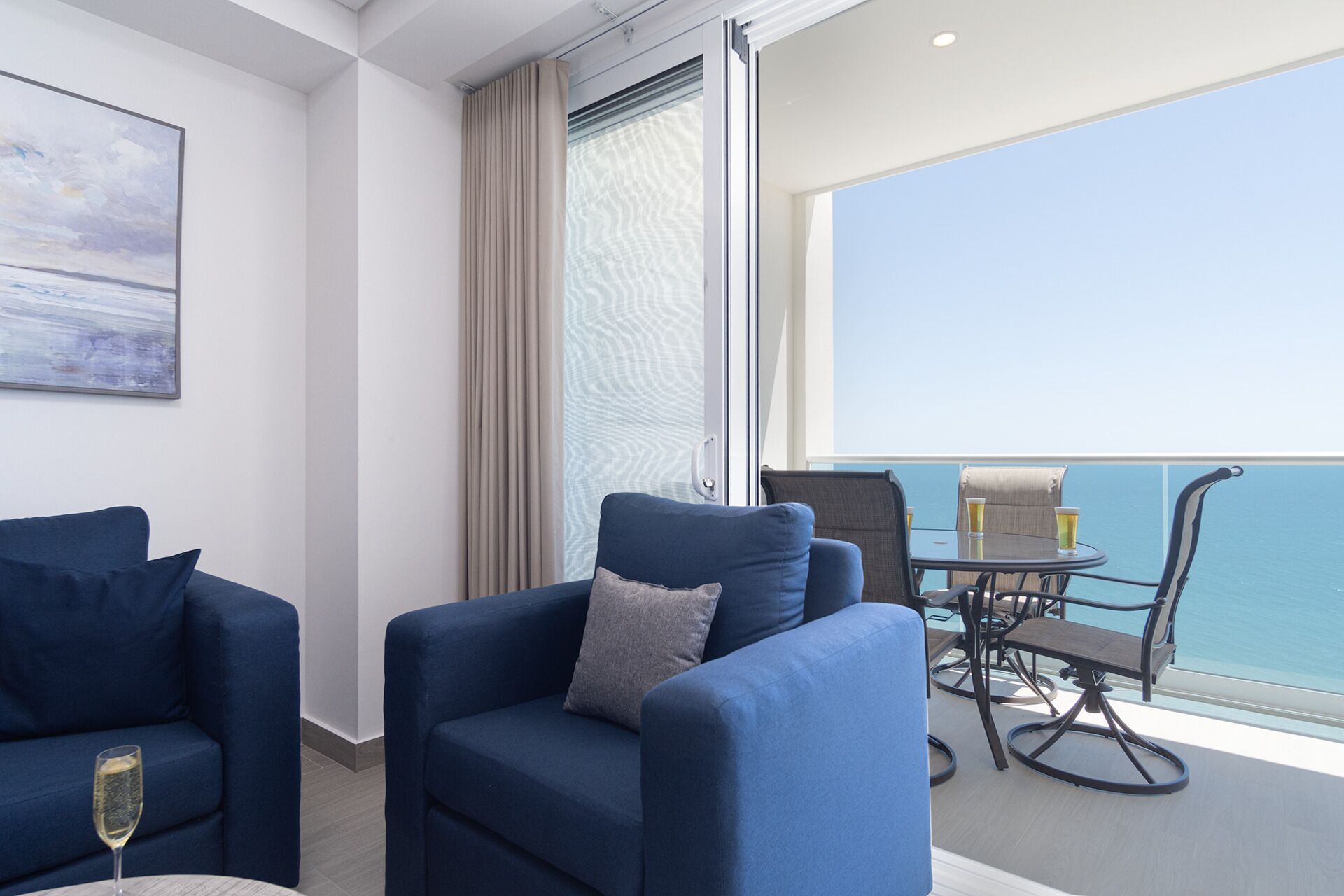 Habitación, 1 cama King size y sofá cama, balcón, vista al océano (Encantame Towers Velero 1703) | Área de sala de estar | Televisión de pantalla plana de 42 pulgadas con canales digitales 